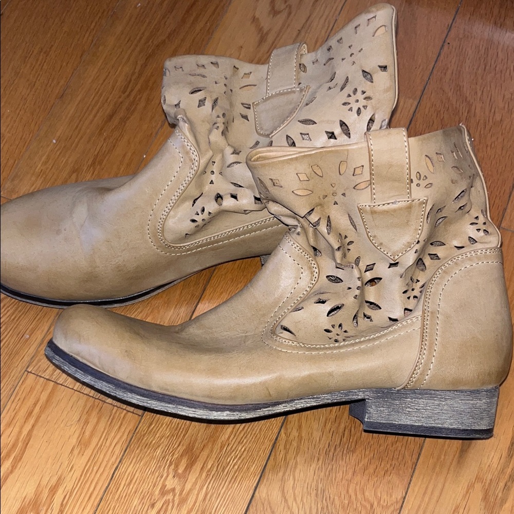 MIA Women's Tan Cowboy Ankle Boots with Design - Size 7.5